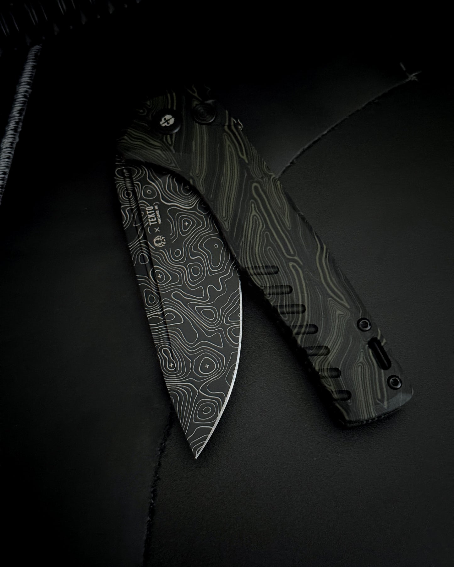 TEKTO F3 CHARLIE TOPO VARIANT EXCLUSIVE DAMASCUS G10 TITANIUM COATED D2 (3.80" BLACK)