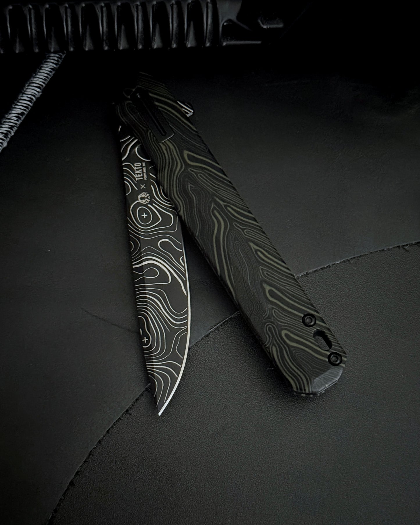 TEKTO F2 BRAVO TOPO VARIANT EXCLUSIVE DAMASCUS G10 TITANIUM COATED D2 (3.30" BLACK)