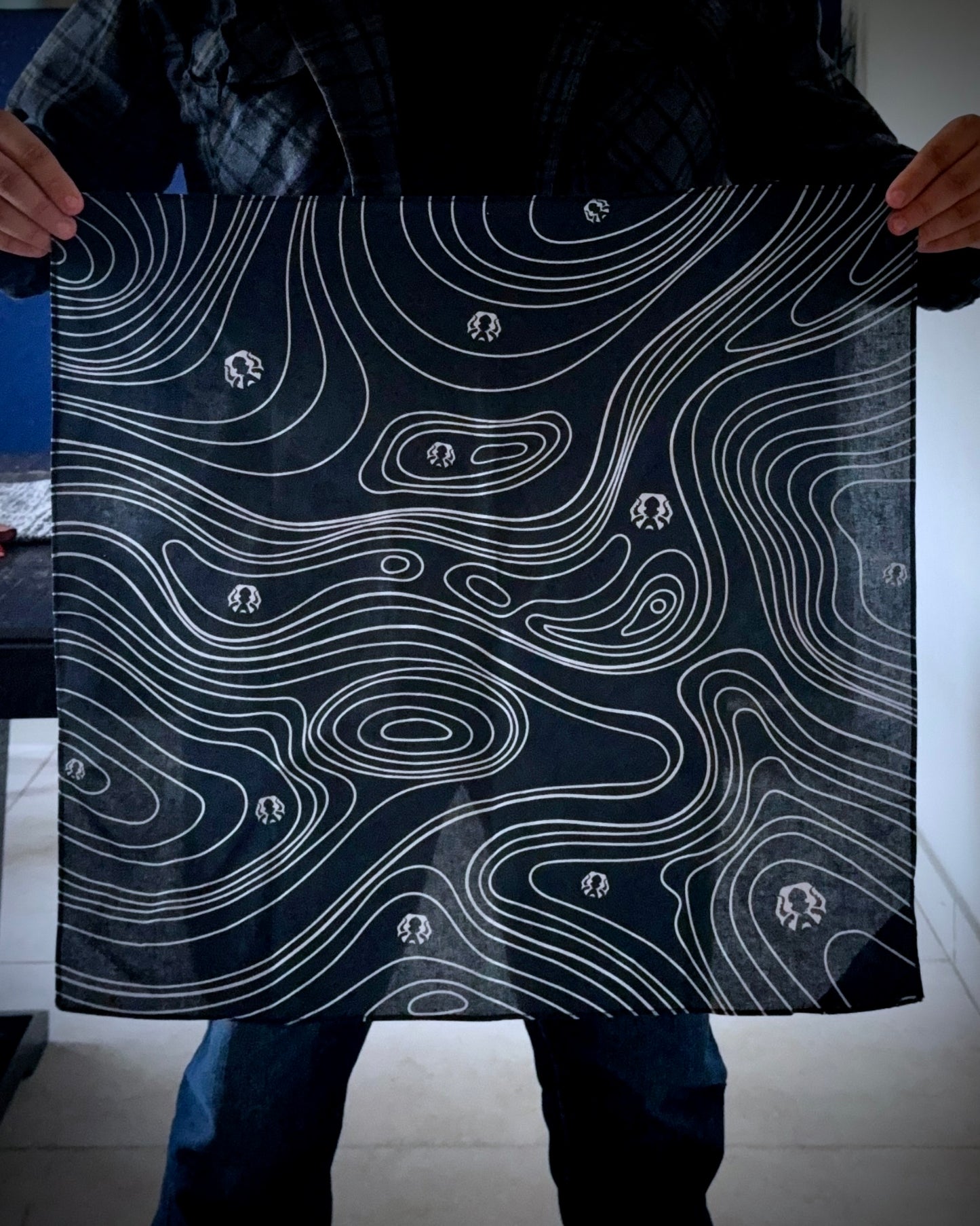 TOPO KEXAGON HANKDANA (22" x 22")
