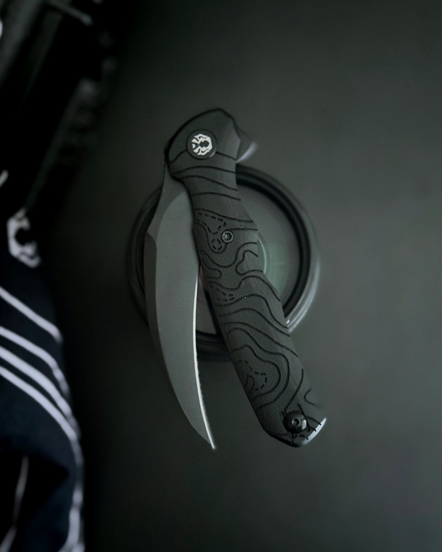 TRIVISA LACERTA TOPO VARIANT EXCLUSIVE BLACK G10 14C28N (3.34" BLACK STONEWASH)