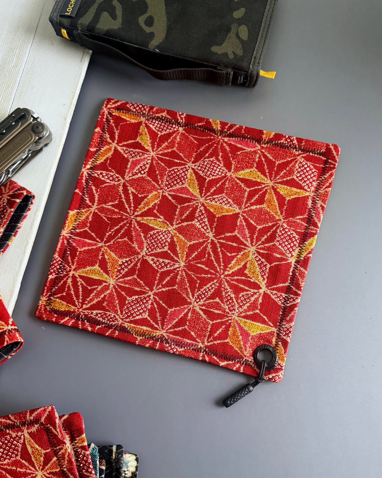 ECRU ASANOHA RED HANDKERCHIEF (HUSKY)