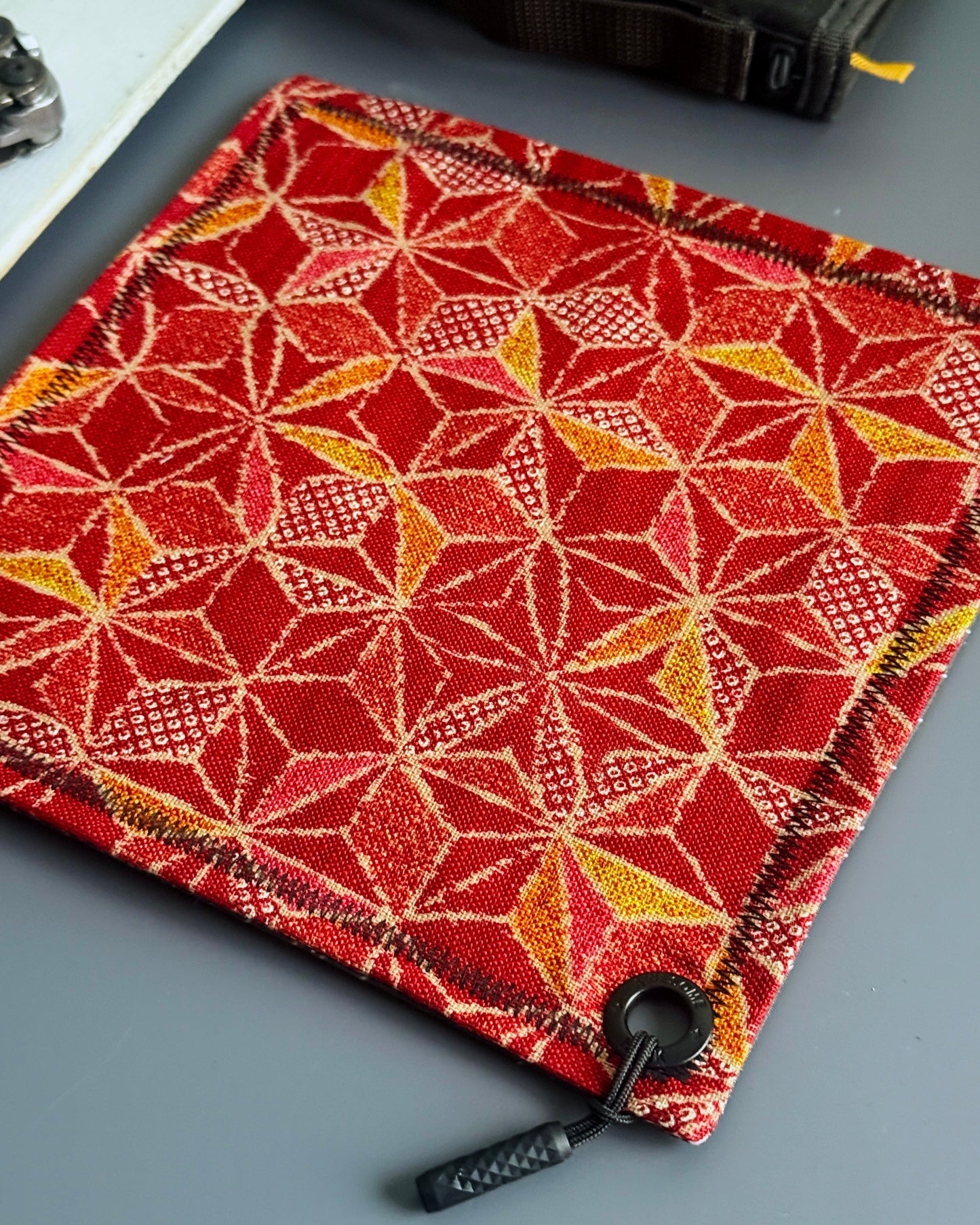ECRU ASANOHA RED HANDKERCHIEF (HUSKY)