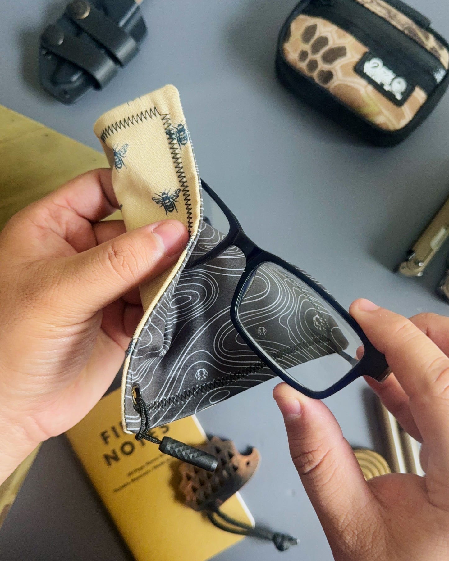 BUMBLE BEE HANDKERCHIEF (MINI)