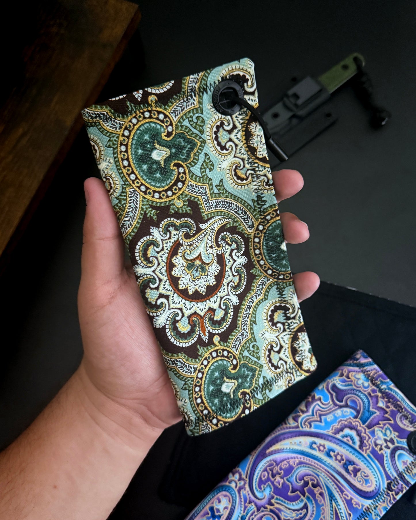 MODERN PAISLEY IN GREEN HANDKERCHIEF (XL)