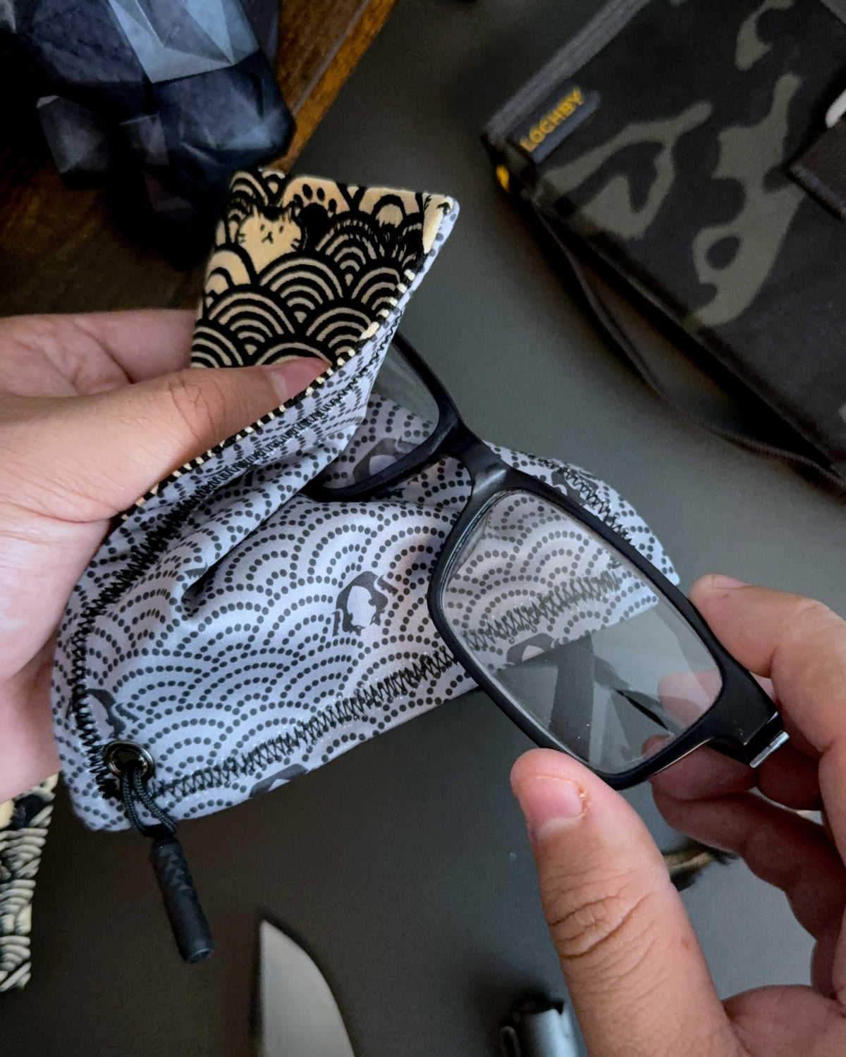 CAT WAVES B&W HANDKERCHIEF (MINI) - EDC HANK
