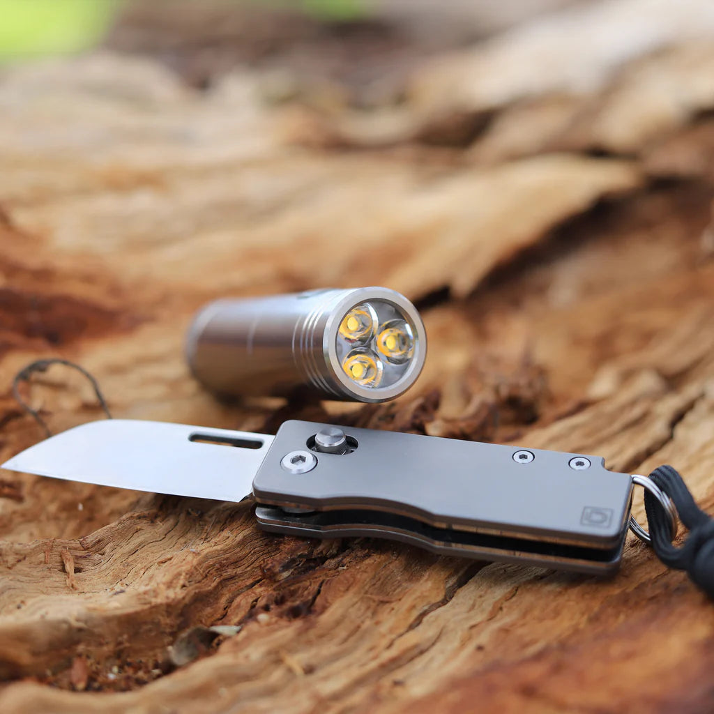 DAPPER DESIGN HIKARI POCKET FLASHLIGHT W/ CLIP (STONEWASHED TITANIUM)